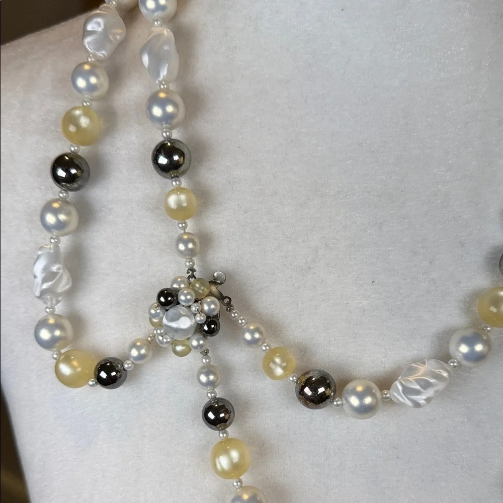 Vintage Double Strand Faux Pearl Necklace White Yellow Grey - Picture 10 of 10
